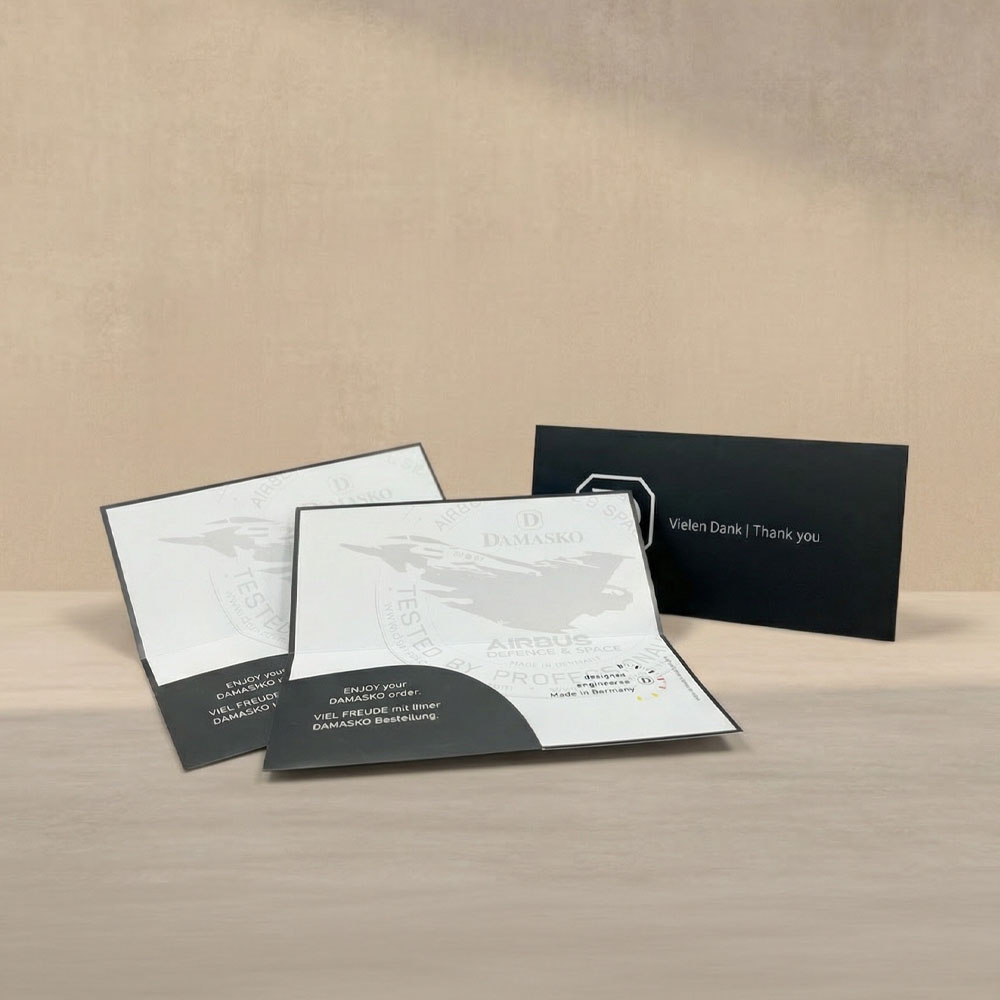 Eine schwarz-weiße Klappkarte mit der Außenaufschrift 