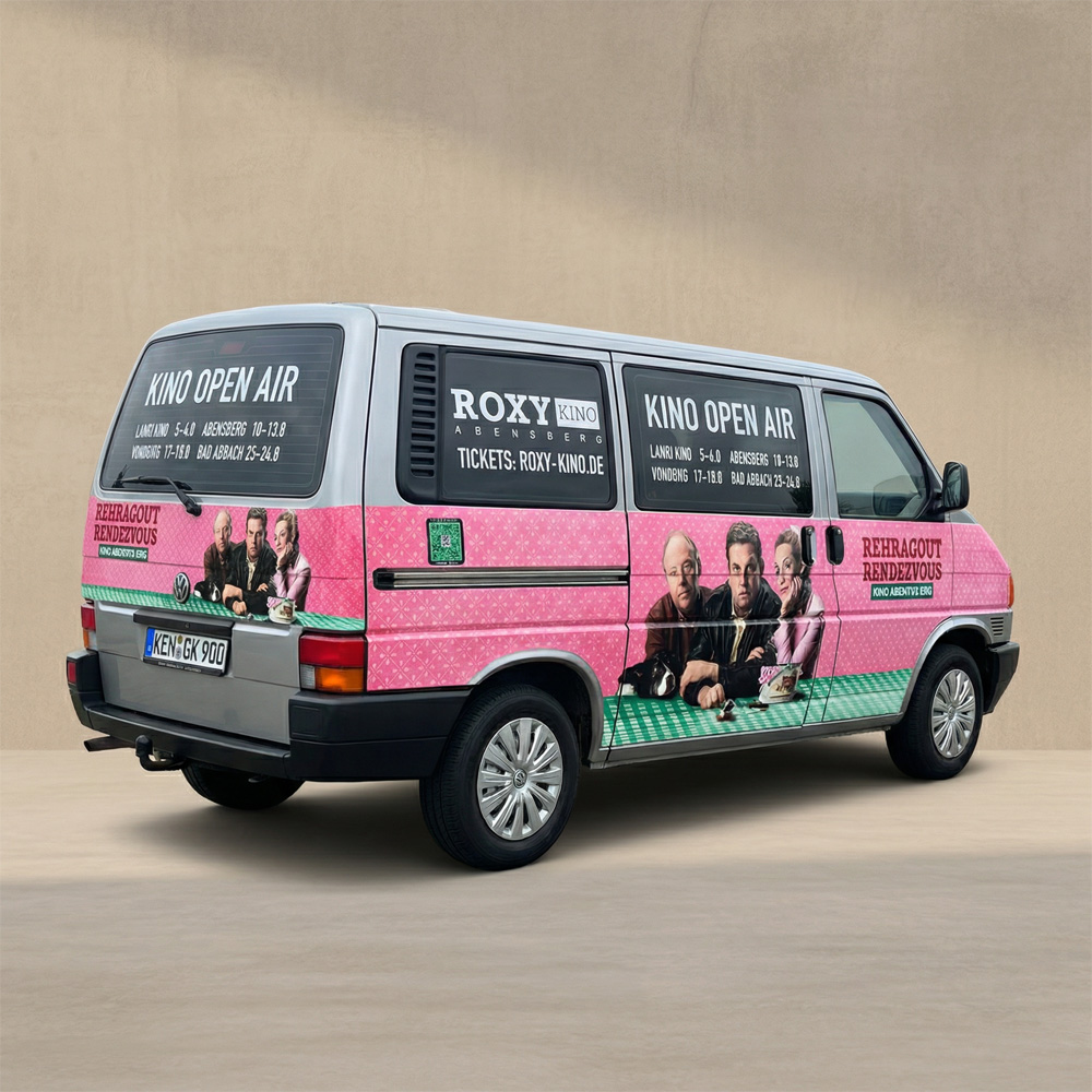 Ein alter VW Bus mit einer bunten Film-Werbung für das 